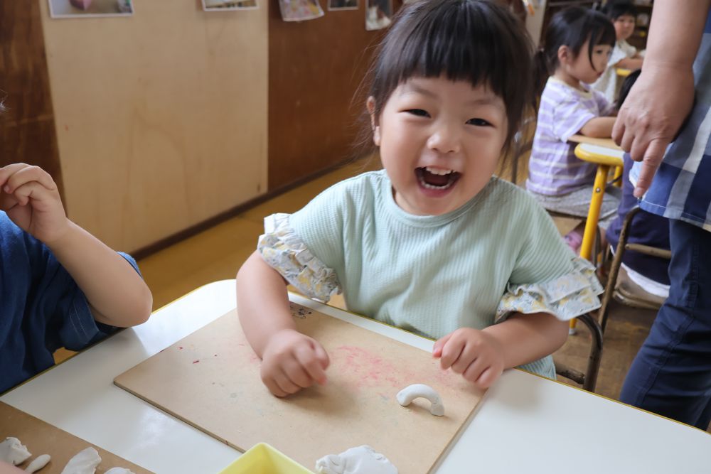 じゃーん！
「にじができたよ♡」
「でもトンネルにもみえるかも！」
作って表現をたのしむYちゃん。同じ形でもいろんなものに
見えてくるのがおもしろいね☺