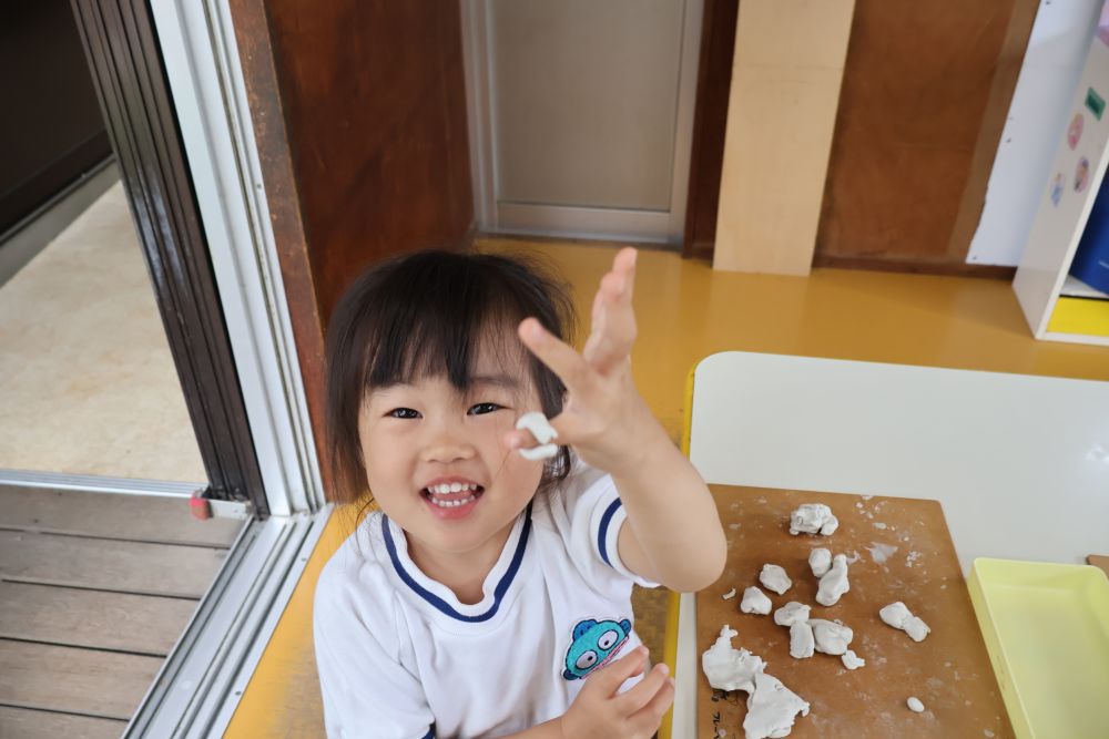 「せんせいみて～！」とOちゃん。
指輪をつくって見せてくれました！
素敵な指輪ができたね♡
イメージして自分でつくることって楽しいね！