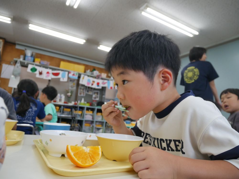 ナスを収穫したGくん
最初はいらない…と言っていましたが
一番小さいのをもらい食べてみることに…
そ～っと一口かじってみると
「おいしい😋」

