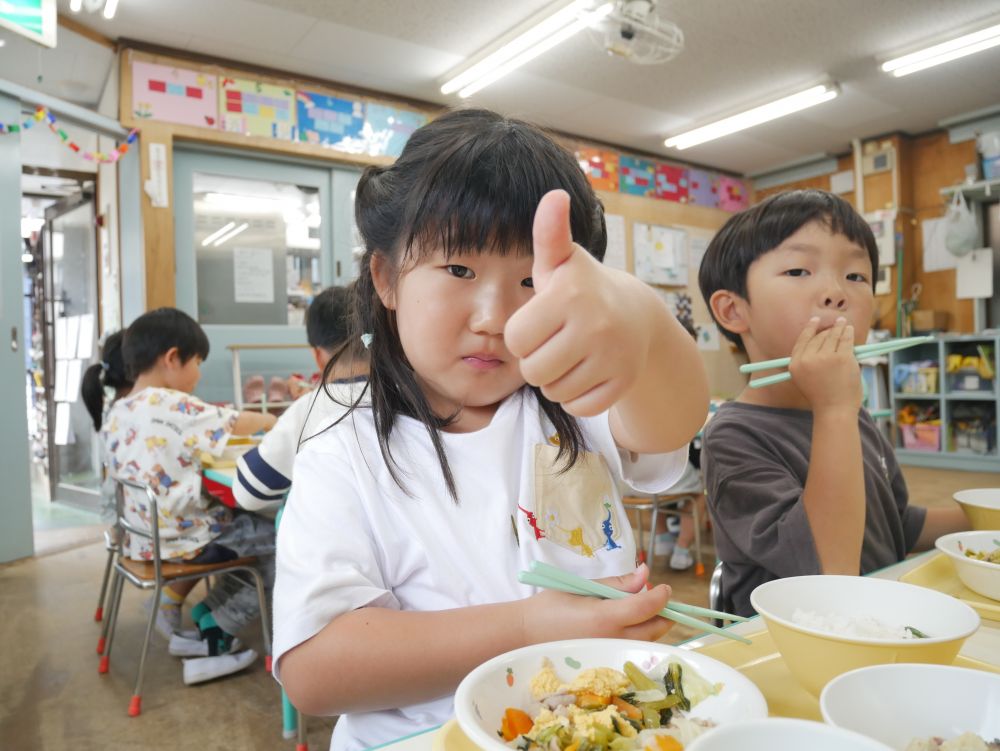 Cちゃんも　「食べてみる！！」
ナスとピーマンを一つずつもらいました
「うん！！おいしい！！」　とグーポーズ👍

自分たちで育て、収穫したものを食べる♡
食への関心が深まる大事な体験…
なんだか特別感があって嬉しいね♪
忙しい中食べれるように調理してくれる
給食先生にも感謝です♡