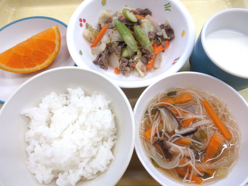 ご飯

牛肉とアスパラのみそ炒め

ビーフンスープ

オレンジ

牛乳