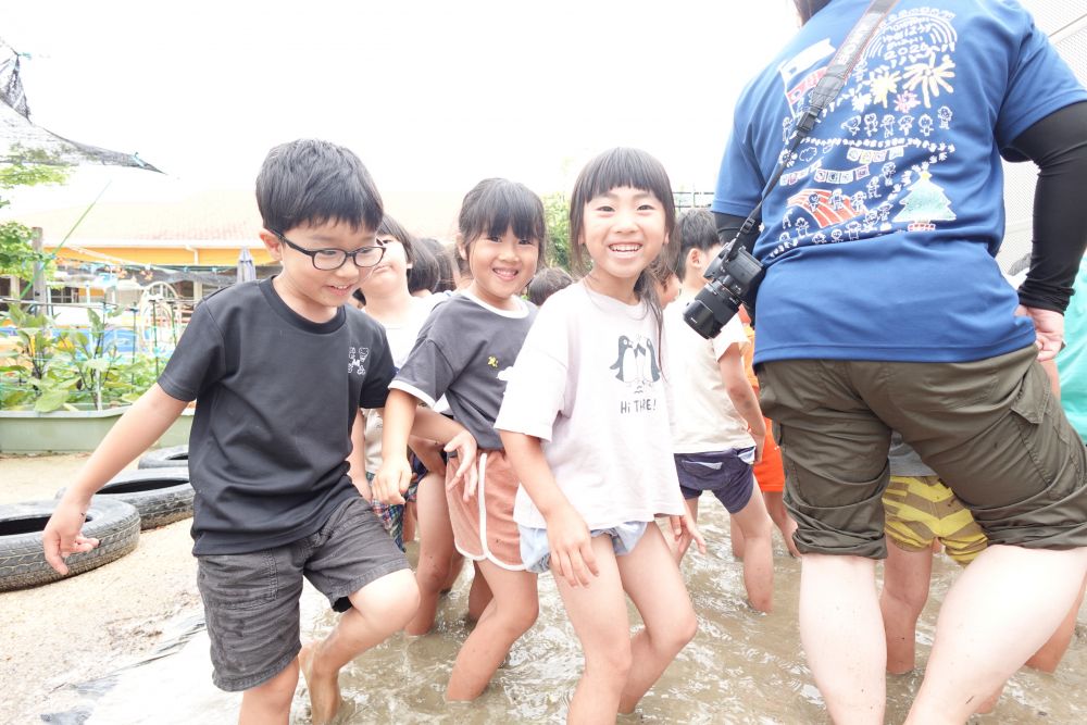 「ふみふみふみふみ～♪」
動きにくい田んぼの中で
しっかり足を動かして
土を柔らかくしていきます！！