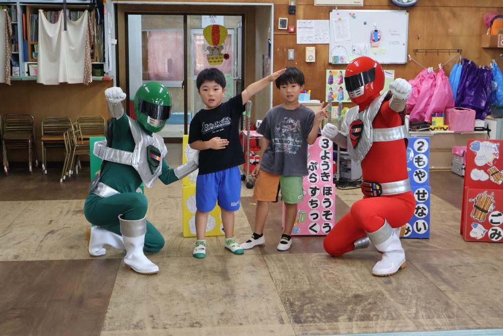 今日はエコレンジャーがやってきてくれました！
きのうからワクワクしていた門田さん♡

エコレンジャーのお話を見た後は、一緒にごみの分別クイズに挑戦！