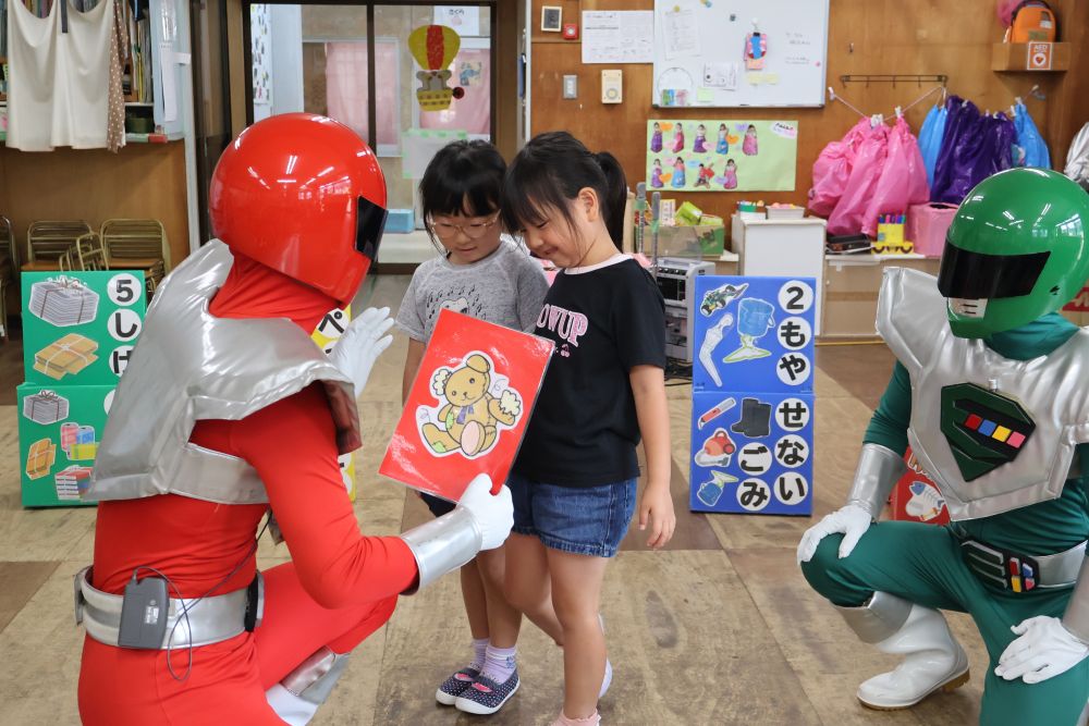 みんなも一緒に応援！
「こっちじゃない？」
「あってるよー！」

クイズの答えを聞きながら、リサイクルで紙や服が出来ることにびっくり！！
色んな発見が出来て楽しかったね！