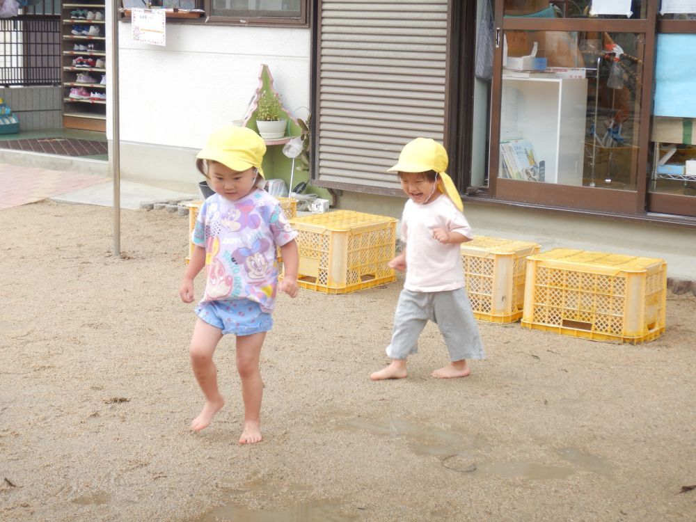 「つめた～い！！」
「あっちにも水たまりあるよ～！」
「いってみよー！」
会話しながら楽しむSちゃんとTくん♡