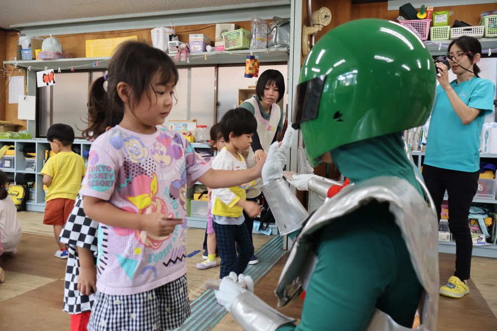 クイズで一緒に遊んだ後は、エコレンジャーカードをGET🌟

ありがとうの気持ちを込めて、タッチ🌟