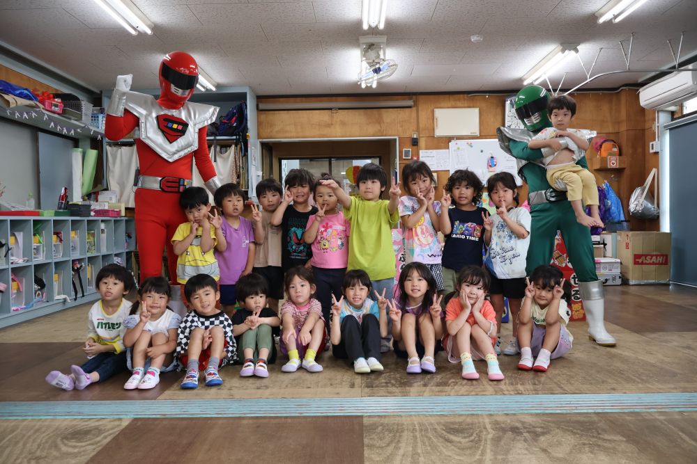 最後はエコレンジャーと一緒に記念撮影📸
嬉しいけど、憧れのヒーローにちょっぴりドキドキもしていたゾウ組さん♡

「エコレンジャーにあいたいな～！」って言っていた願いが叶ってよかったね！

『残さずご飯を食べる！』ことも大事なエコ！
と約束したおかげで、
今日の給食はいつもより張りきって食べてくれたゾウ組さんでした🤭