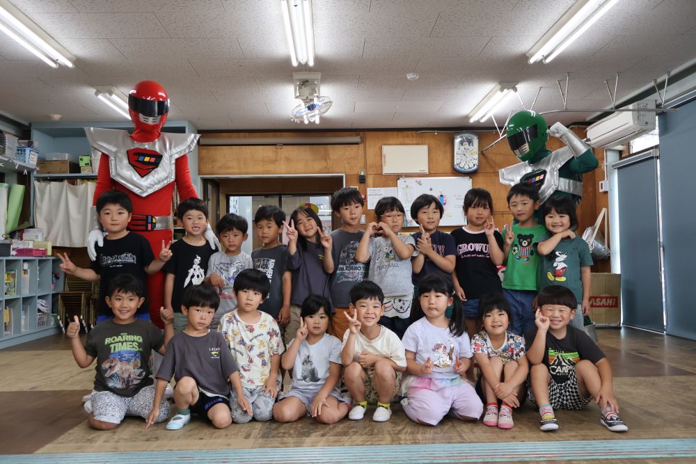 クイズにもいっぱい答えていたキリン組さんも、ハイポーズ📸

大好きな製作遊びの後は、
エコレンジャーに教えてもらったことを忘れずに片付けもがんばろう！
お家の人たちにも、素敵なエコ🌟の話しを教えてあげてね🤭

エコレンジャーありがとう！また、遊びに来てね～👋
