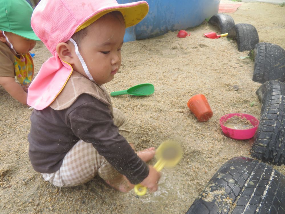 前日に降った雨で地面が濡れていたり
水たまりができているのをみつけて
楽しんでいるヒヨコ組さん♪



砂場に水たまりを発見して
スコップですくったり足をつけたりして
水や泥の感触を楽しんでいるSくん♡
