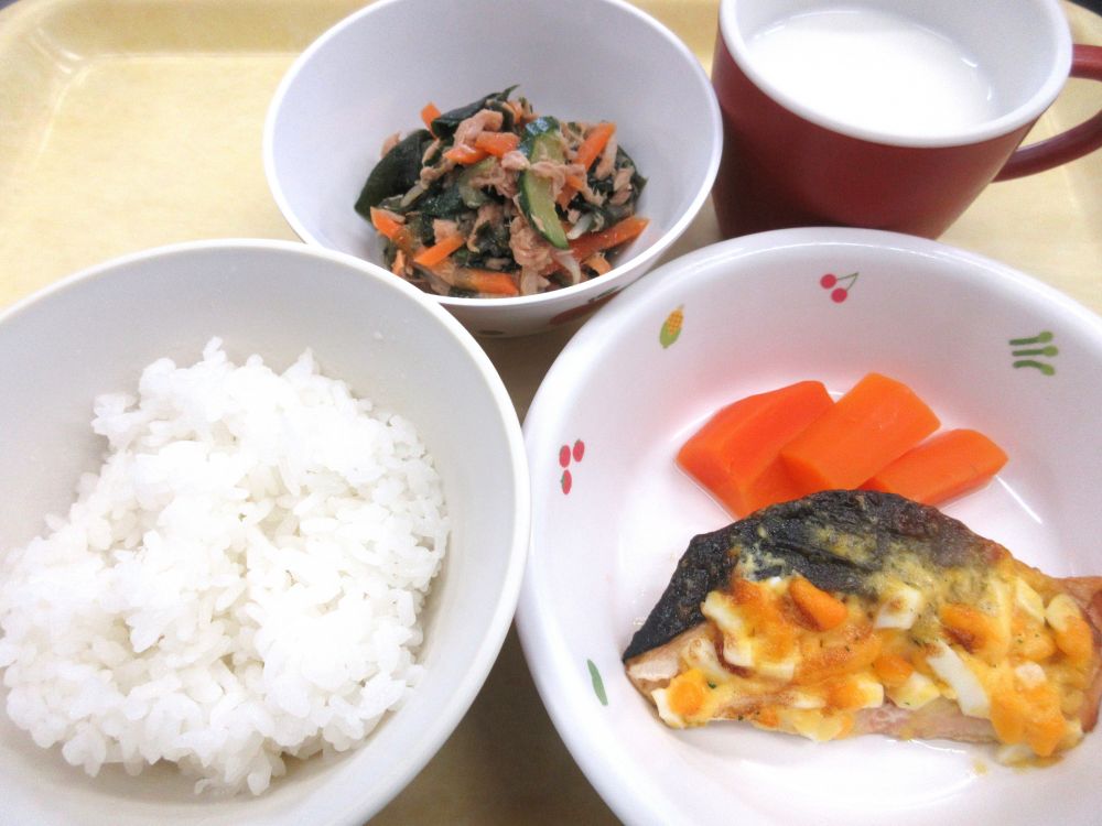 ご飯

鮭のタルタル焼き

人参グラッセ

海藻サラダ

牛乳