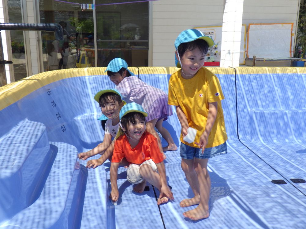 仕上げにホースで水を流します！！
暑かったから、、、
水に向かってくるみんな♪
「きゃー冷たい♡」
「気持ちいい♪」

みんなのおかげで
プールはピカピカ♡
ありがとう♡