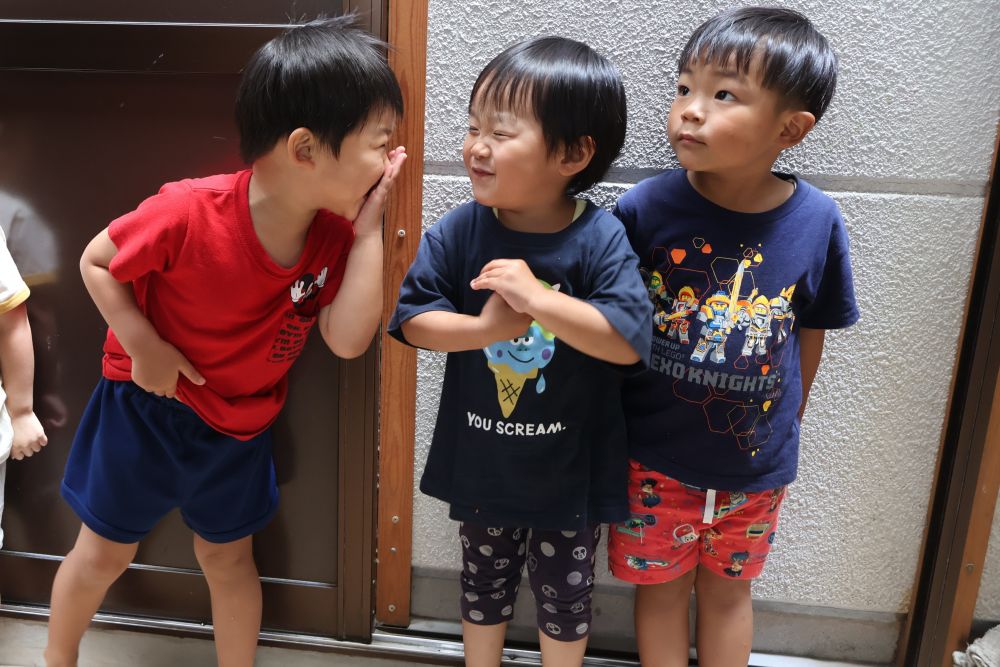 水道が３つしかないので、順番に並んで待ってます。

待つのもとっても上手でしょ♪

