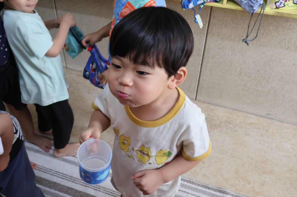 水を口に含んだら、ブクブクブクブク、ペー・・・
H君は口から水がこぼれないように、首をグ～んと伸ばしてうがい中。
なんとも可愛い姿です。

給食後のうがいを楽しみにしている様子も見られるので、これからも楽しい虫歯予防の習慣になっていけたらいいなと思います。
めざせ！８０２０('◇')ゞ
