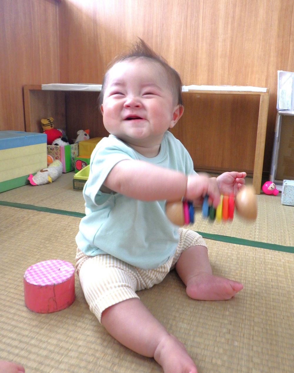 お座りが上手なTちゃん♡
音の鳴るおもちゃを手に取って、先生の歌に合わせてフリフリ♪
「音が鳴ったよ！楽しい♪」と笑顔で教えてくれます

これから先生や友達とたくさん遊ぼうね！