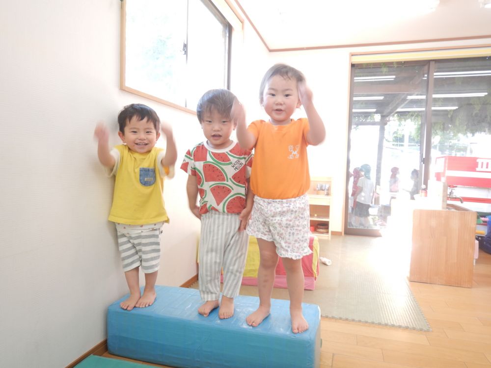「ほいくえん、た～のしいな～♪
　ほいくえん、た～のしいな～♪」

台の上で自分たちで作ったオリジナルソングを歌います🎵
