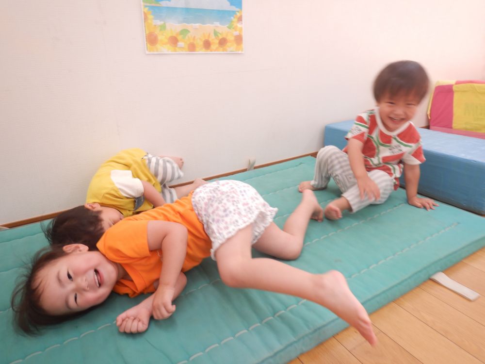 最後はみんなでごろーん😊
楽しい笑い声がお部屋に響き合う💓

友達と一緒に遊ぶと何でも楽しいね🌟
