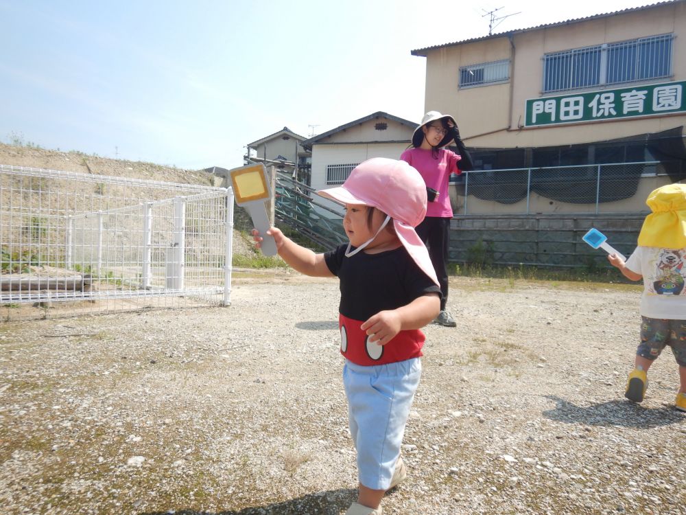 園裏の畑の遊び場へ行ってきました！

色付き虫眼鏡で探索したよ🎵
どんな色で何が見えたかな？