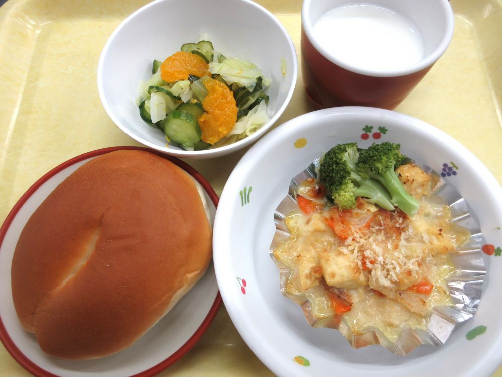 ロールパン

豆腐とツナのみそチーズ焼き

ゆでブロッコリー

フレンチサラダ

牛乳