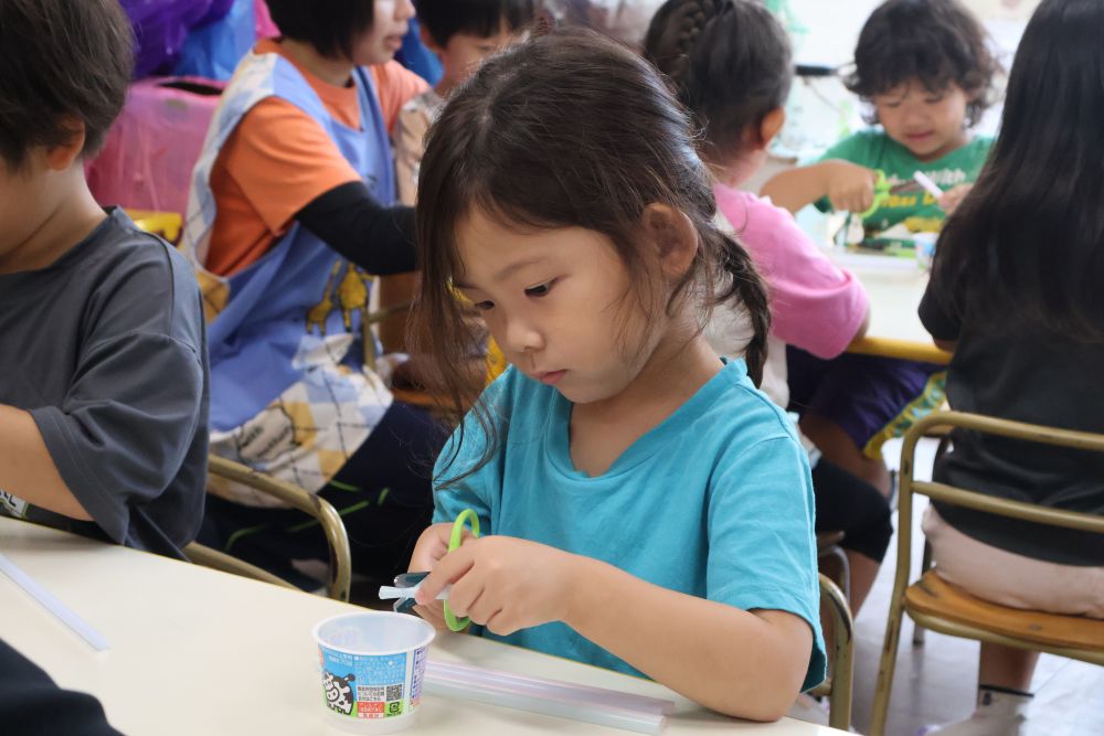 
春から夏にかけて
気持ちいい風が吹く中
ゾウ組さんで作り始めたのは
手作りのシャボン玉🫧

まずはストローを
なるべく同じ長さに切る作業から！
