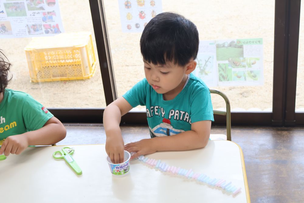 
切ったストローを両面テープに貼っていきます

同じ色で揃える子
順番に色を並べる子

同じ作業をしていても
一人一人個性が光ります✨
