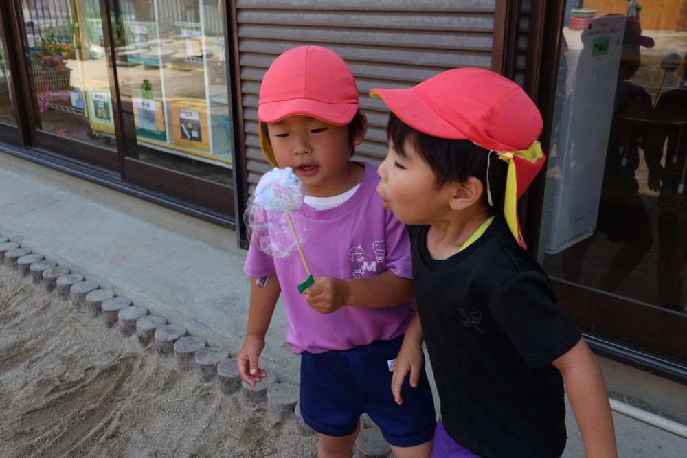 
ゆっくり慎重に吹くAくん

「うわ～！ここにいっぱいたまっちゃった！」
「一緒に吹いてあげる！」

仲良くシャボン玉を飛ばす２人♡

