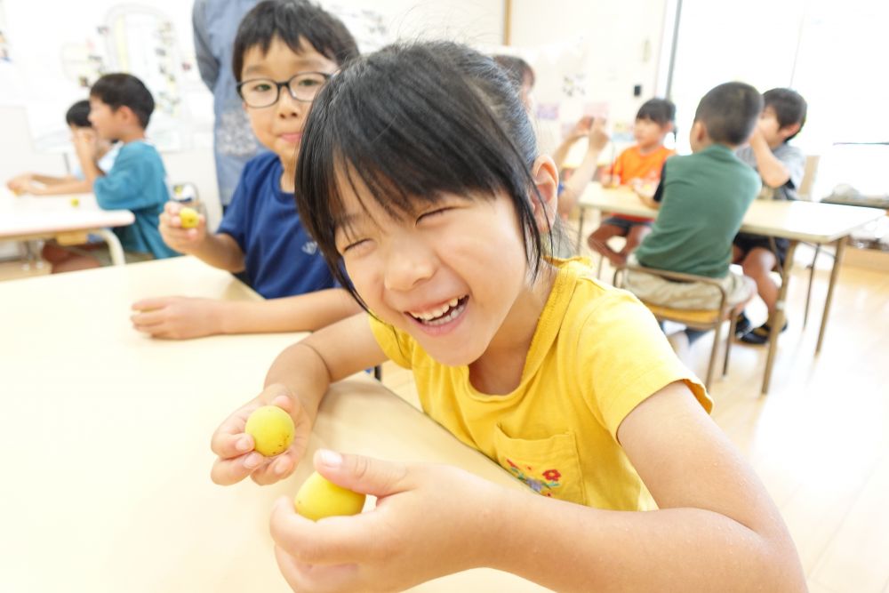 7月に行われるお泊り保育に向けて
キリン組で梅ジュースを作りました♡
ゾウ組の時にも行った梅ジュース作りを思い出しながら
みんなでクッキング！

梅が配られたら・・・
「いい匂い～」と笑顔になるＴちゃん♡
「ももの匂いがする！」
「リンゴじゃない？」
「なんかツルツルする」
匂いを嗅いだり、触ってみたりして
感じたことを友達に伝える姿がみられました！