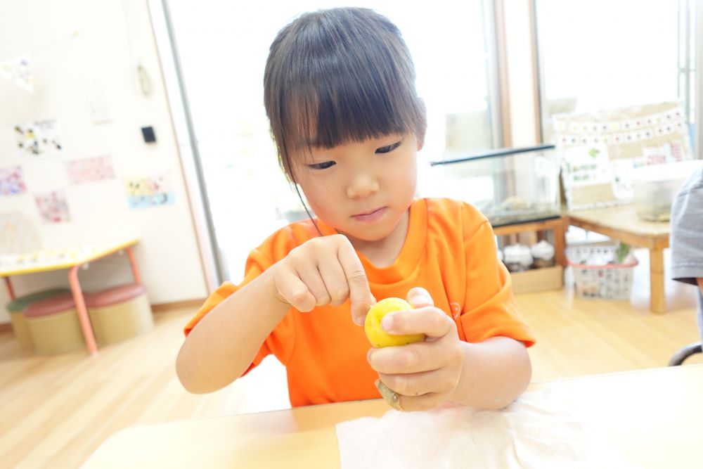 真剣に梅のヘタを爪楊枝で取るAちゃん！
｢取れたよ！｣と笑顔で伝えてくれます♡
ヘタを取ったら梅の汁がたくさん出るように
梅に穴をたくさん空けていきます！
｢おいしくなーれ♡｣の気持ちを込めて頑張りました♡