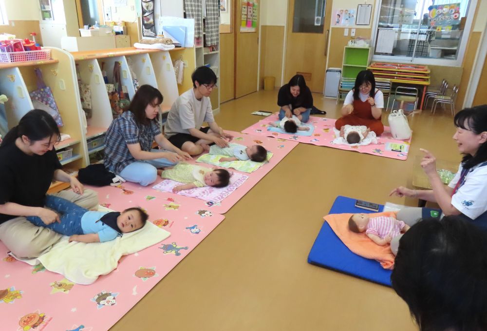 講師の方にきてもらい
ベビーマッサージを行いました♪

まずは、ふれあい遊びから💗