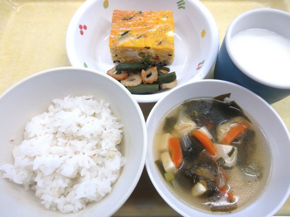 麦ご飯

千草焼

いんげんとちくわのオイスターソース炒め

豆腐とわかめのすまし汁

牛乳