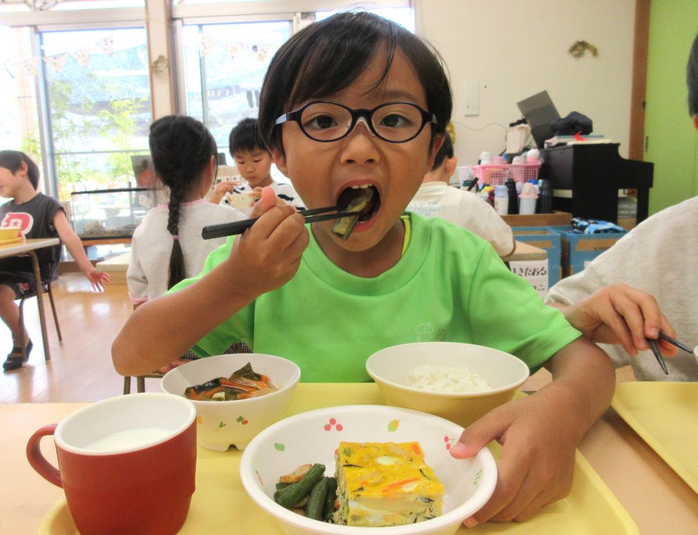 収穫した野菜を、味わう時間♡

「やわらかくておいしい♪」
とにっこり。
旬の野菜を味わい、身体に元気をチャージ！

これから本格的になる夏野菜の収穫。
おいしく食べて、暑い夏を乗り切ろう♡