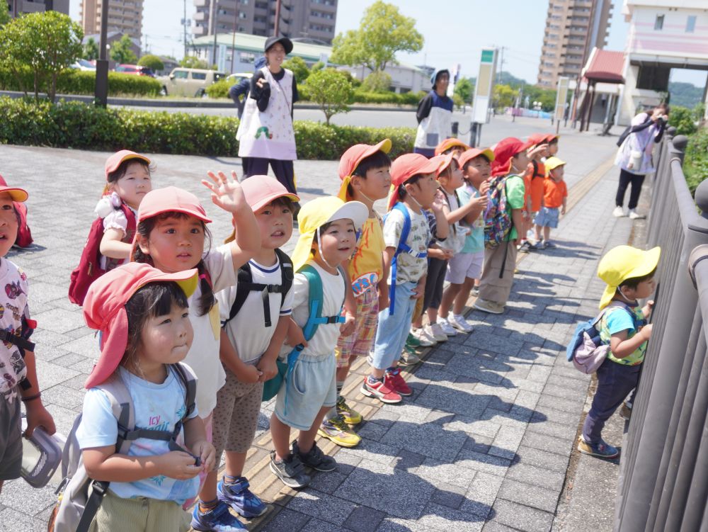 「ゾウ組さんと散歩に行きたい！」
クマ組さんからの要望で一緒に散歩へゴー♪
道路を歩く時のルールを教えてくれたり
手をしっかり握ってたのもしく歩いてくれたり
ゾウ組さんの優しさが表れる♡



まずは東尾道駅に行って電車を見る！
電車が大好きなクマ組さんに付き合ってくれたゾウ組さん♡
まだまだゾウ組さんも乗り物には目が輝くみたいです♡
