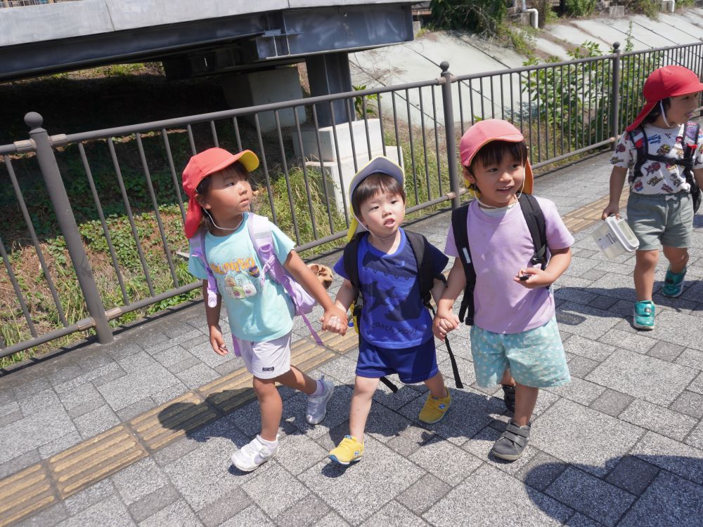 「電車乗って尾道行ったことあるんよ！」
「バスも乗ったことある！」
「あっ高所作業車！」
「落ちないでね～しっかり持ってね～」
歩いている時も周りの環境に興味津々で
会話も弾む♡
