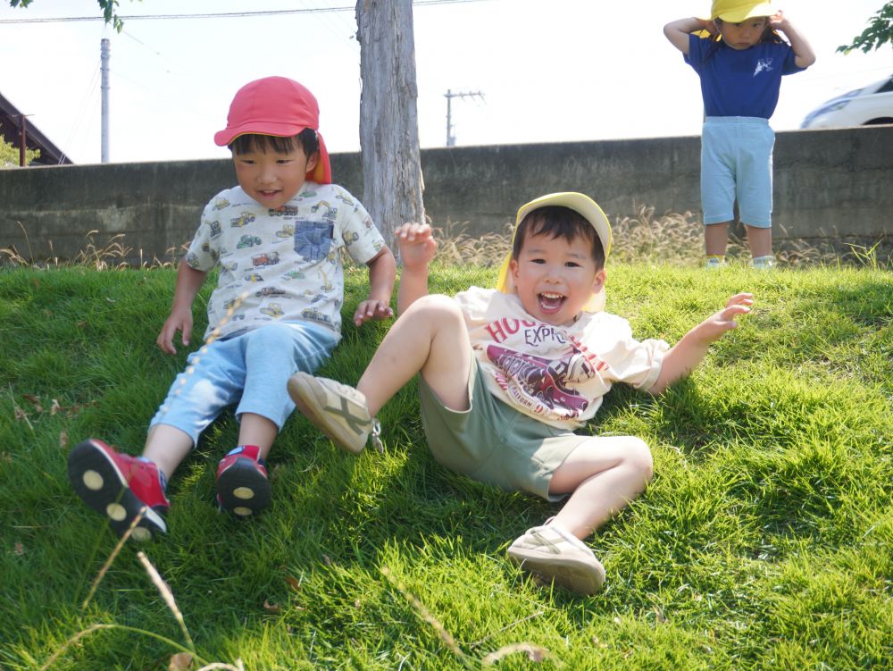 新しい場所や遊びを
異年齢との関わりを通して知り　経験し
遊びが広がっていく♡



ゾウ組さんが芝滑りをしているのを見て…
クマ組さんも挑戦！！
楽しくて何回も繰り返す♡