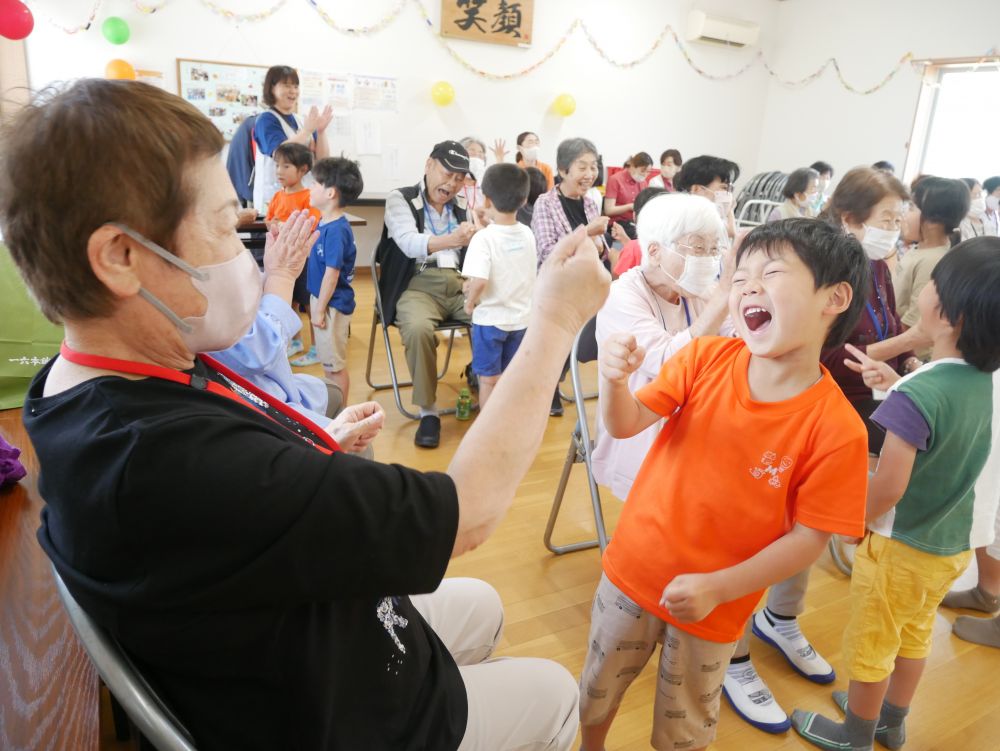 ♪むしむしジャンケンポン！！
いくつになっても
ジャンケンは大盛り上がり♡
おばあちゃんとあいこになったY君
「あいこじゃーん♡」
おばあちゃんと大笑い♡