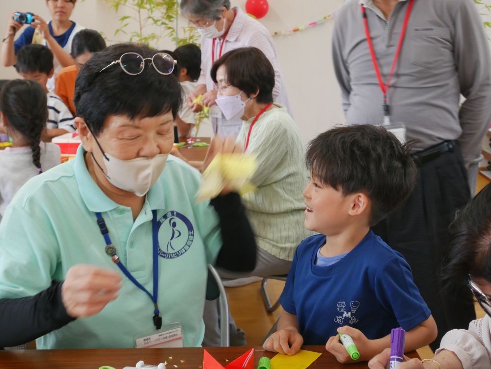 「それすごいね！！
　Yも作ってみたい！！」
おばあちゃんが作った七夕飾りに
興味津々のY君♪