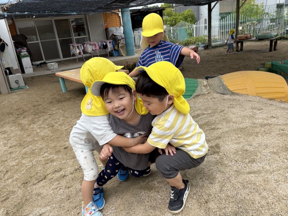 「つっかまえたー♡」

つかまっちゃったけど、この、笑顔😆
嬉しそうなKくん💕

友達とのかかわりが増えてきて、
一緒に好きな遊びを楽しむ姿が、
見られてきています✨️
