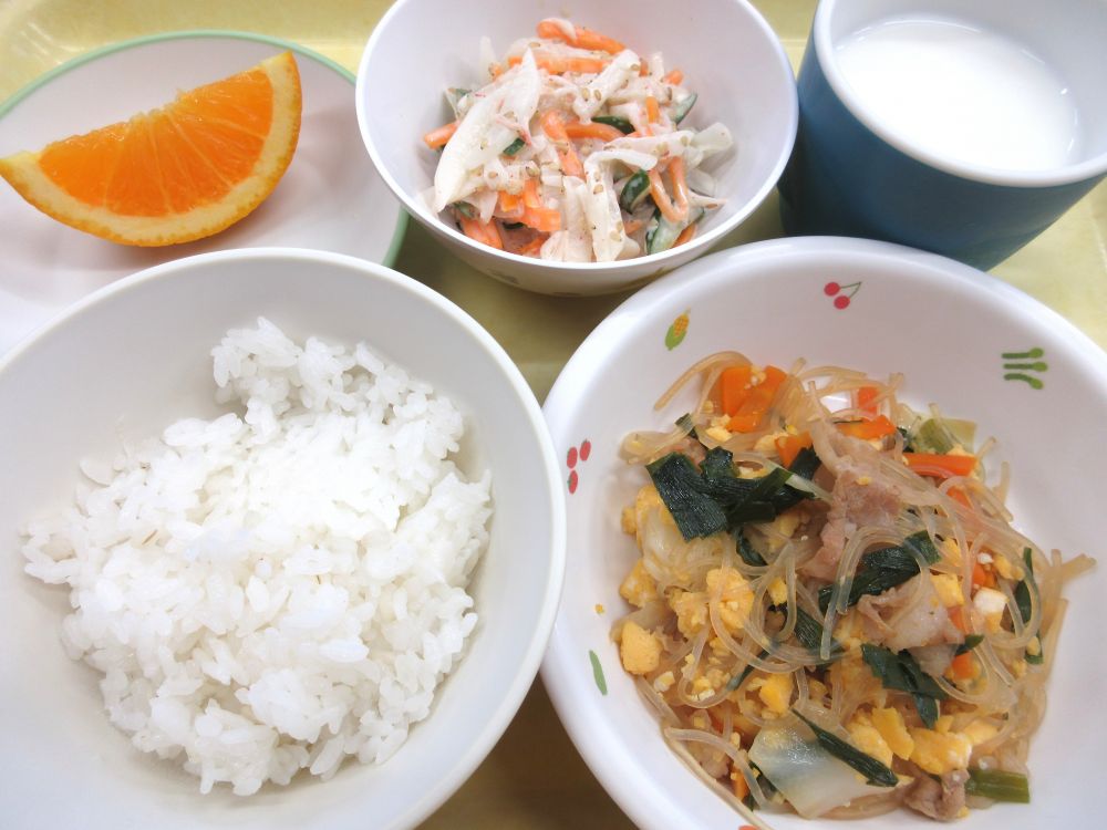 麦ご飯

ニラ玉春雨

大根サラダ

オレンジ

牛乳