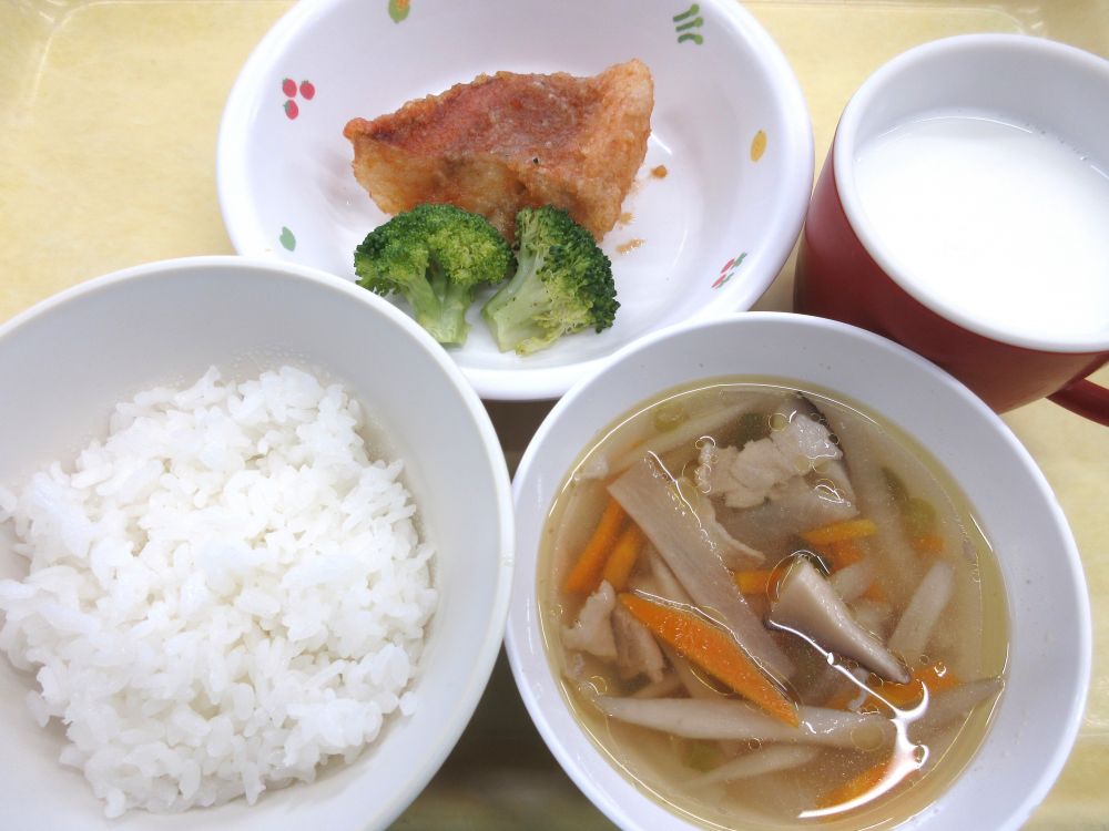 揚魚レモン風味

ゆでブロッコリー

沢煮椀

牛乳