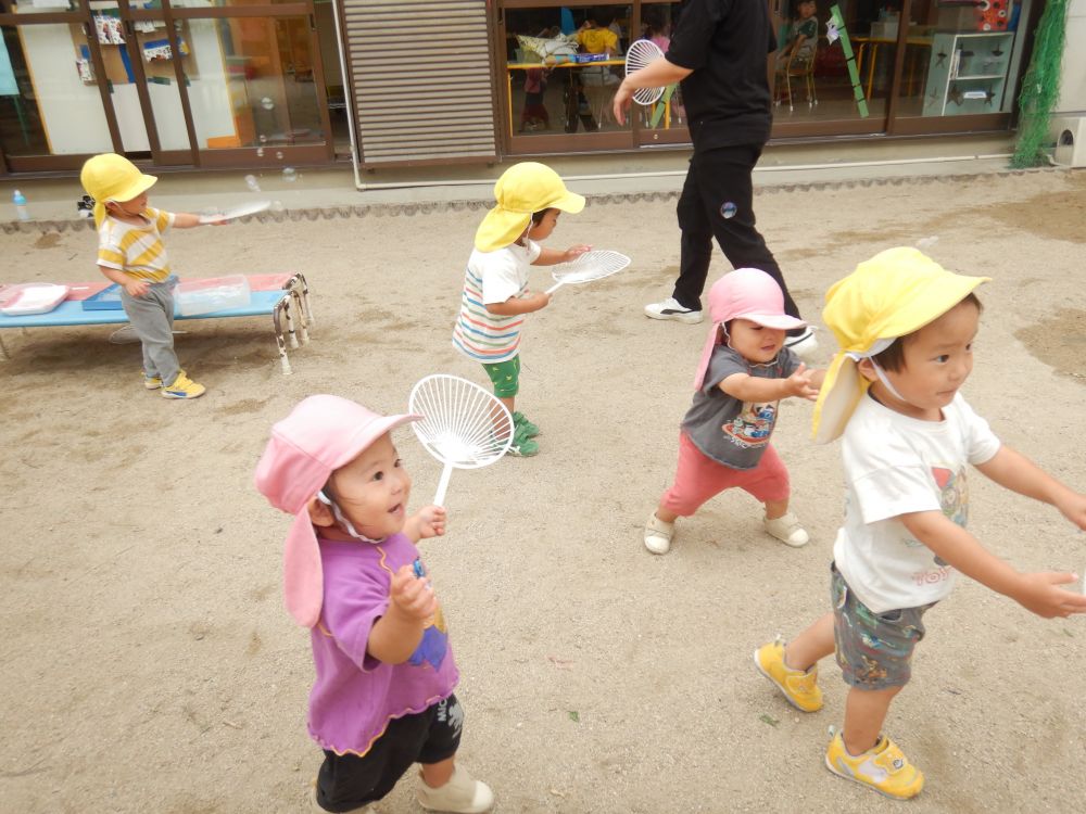 みんなでシャボン玉を追いかけて･･･

うわぁ～！！
待て待て～！！