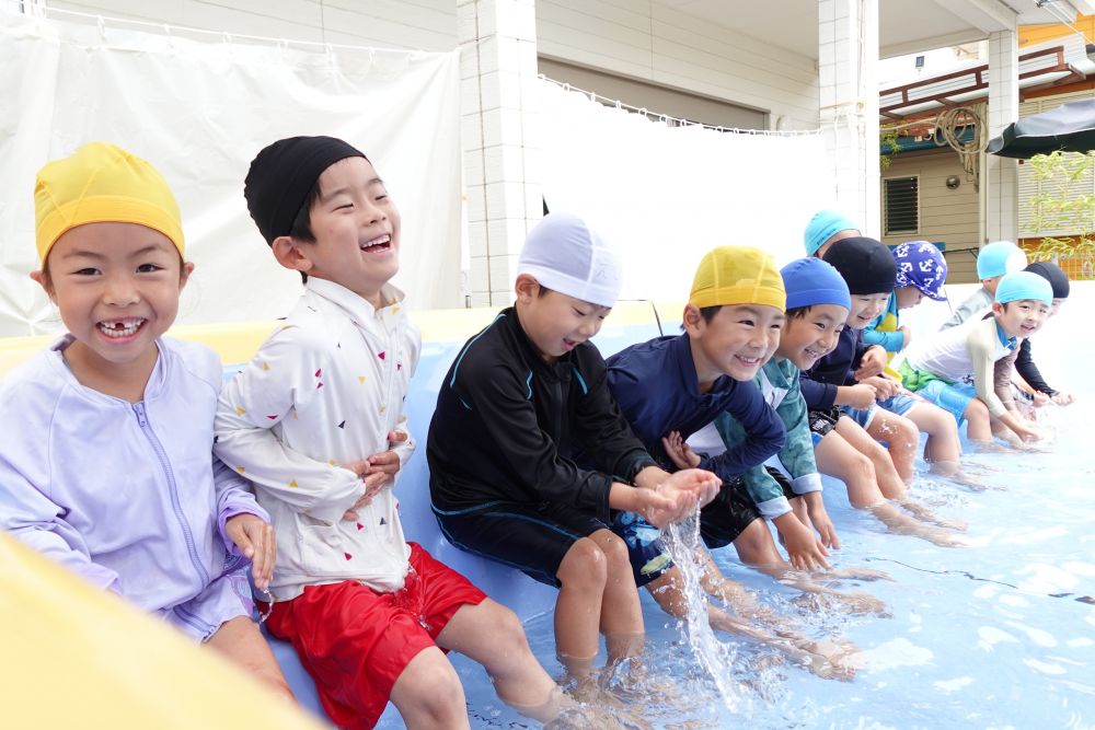 水着に着替えて準備万端で
ドキドキ・ワクワクのプールへ！



　「つめた～い！！」
　「気持ちいいね～♡」
友達と一緒に楽しみながら水に慣れて…！