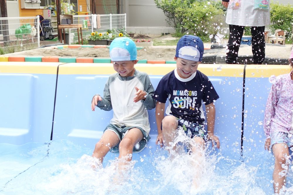 　「もっとバタバタしよ！」
　「たっのし～！！」
足を動かせば動かすほど
水しぶきが大きくなって大はしゃぎ♡

ダイナミックに楽しむキリン組さん！