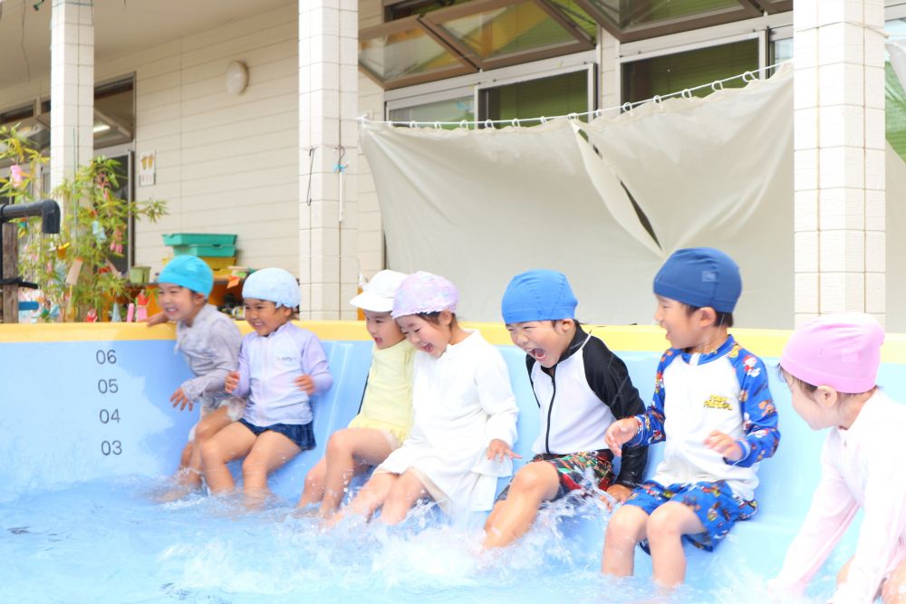 自分で体に水をかけたり、バタ足したり・・・
少しずつ水に慣れていき
みんな自然と笑顔が溢れる♡
