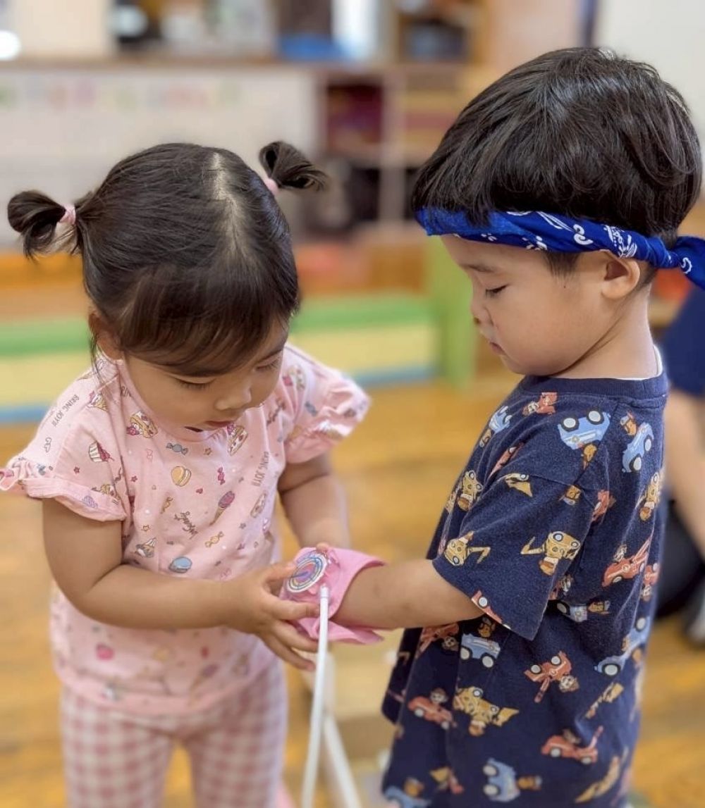 「ちょっと、てをかして～」と、Rちゃん。
Yくんの腕にまきまきまき…

血圧測りまーす✋
病院ごっこ🚑