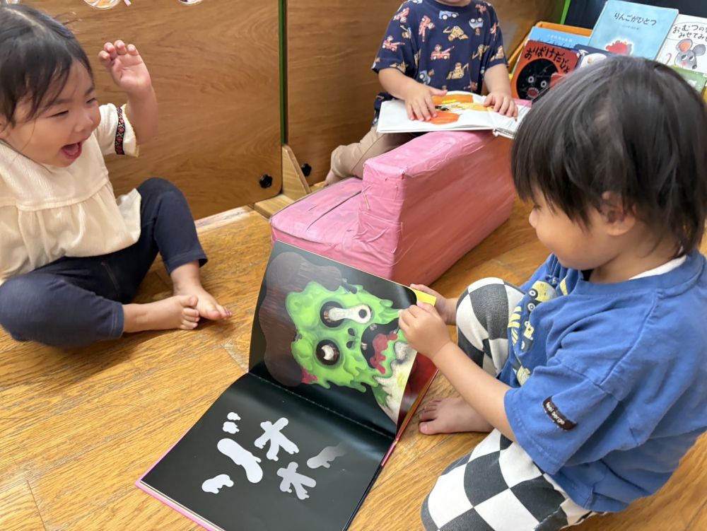 友達と一緒に絵本を楽しむ📖  ̖́-

読んであげるTくん。
怖い場面で、「わぁ！」とビックリRちゃん😆
でも、何か面白い😆