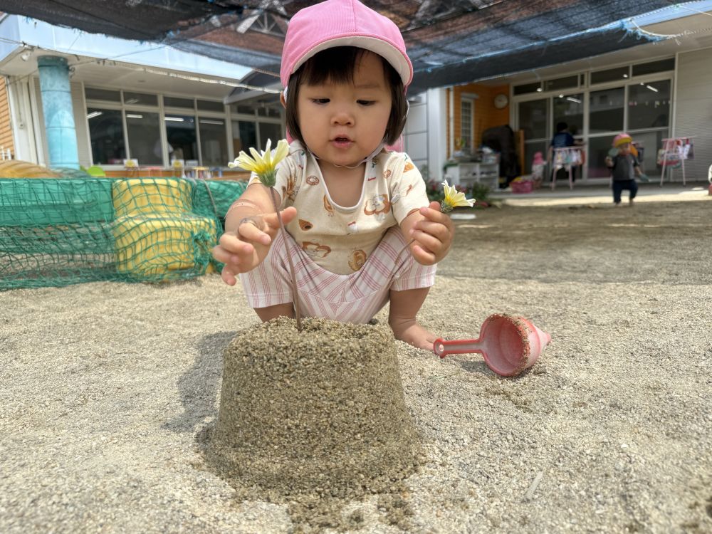 【砂遊び】
砂遊びがだいすきなNちゃんは
大きなケーキを作ってお花をトッピング🌼
かわいいケーキが出来ました！