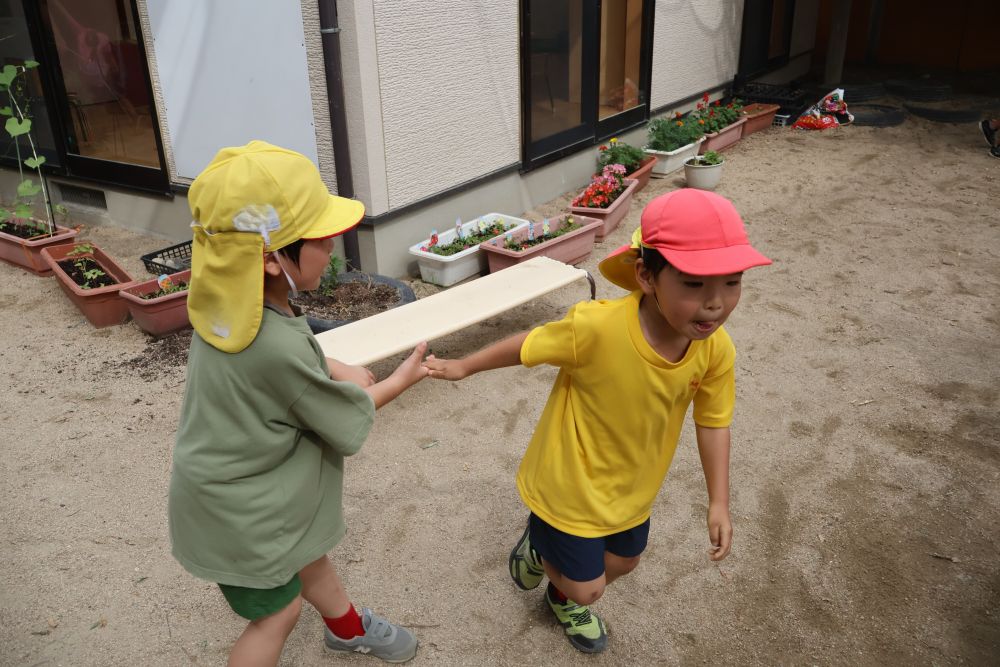 「はい、捕まえた〜！」
「うわ～、捕まった・ ・ ・ 」

