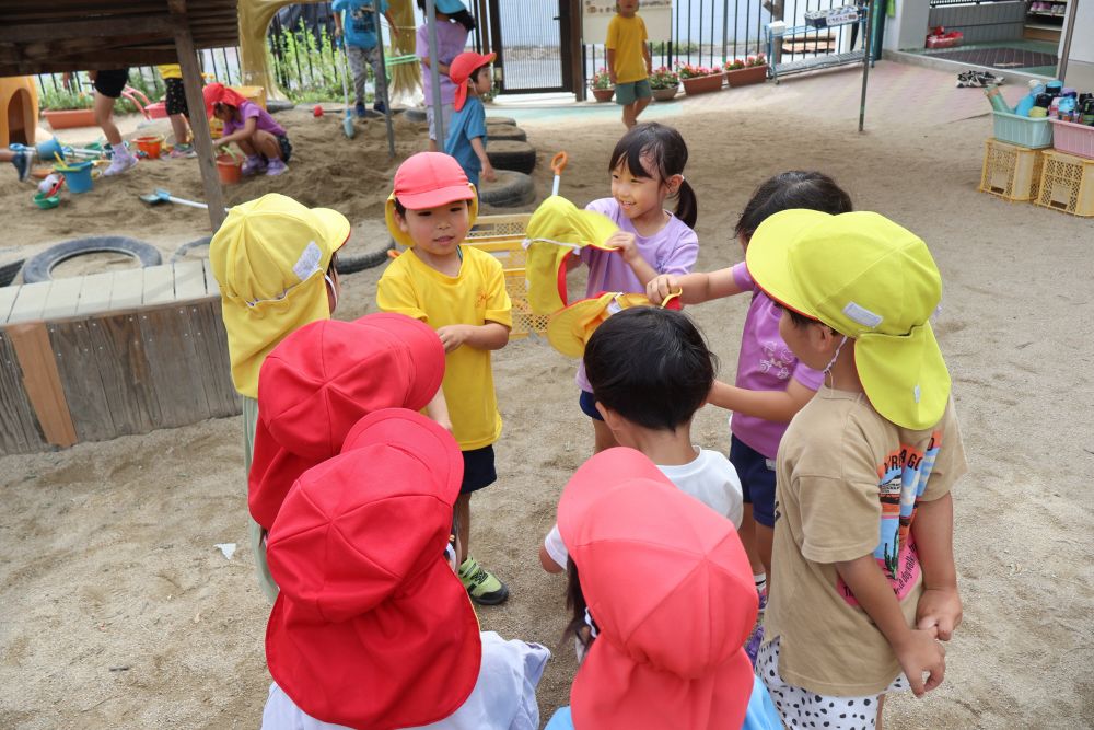 「ねえ、ちょっとみんな集まって！」
と急にみんなを集めるAくん
こっそり聞き耳を立てていると ・ ・ ・

「逃げる人よりおおかみの方が多いからすぐ終わっちゃうよね」
「ほんとだ」
「じゃあ、どうする？」
「もう少し逃げる人を増やす？」
「それがいいかも♡」

そんな会話が♡

遊びの中で出てくる困ったこと！
そんなときはみんなで話し合う！
自然とその流れが子どもたちの中で
できていることに驚きです！

友達との関わりが増えることで
思いのすれ違いなど
遊びの中で困ったことは起こります


子どもたちの気持ちに寄り添いながらも
自分たちで解決していこうとする姿を
見守っていきたいと思います😊

