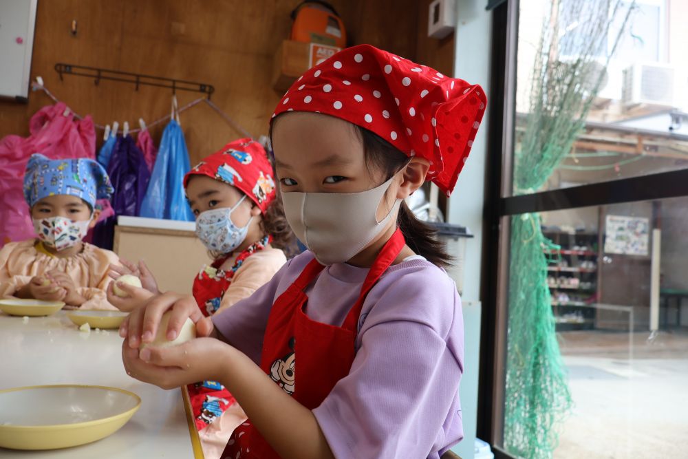 しっかりもんだら、次はコロコロ形を作ります！
泥団子づくりも上手はHちゃん♡
あっという間にきれいなお団子型になりいました～✨

