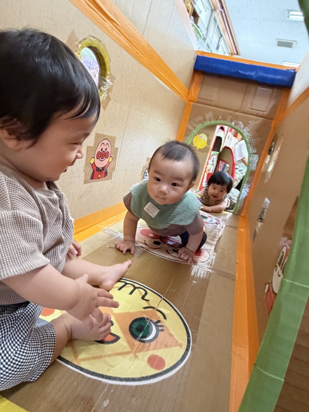 友達が入ると追いかけて
みんなトンネルへ・・・