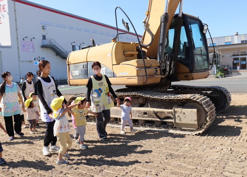 運転手さんにお願いして、
ショベルカーを近くで見せてもらえることに♪
「大きいぃ～、かっこいぃ～」